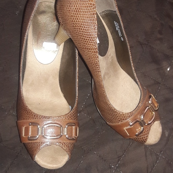 Aerosoles Shoes - Picture 1 of 4